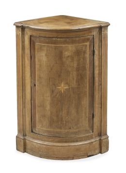 1352.  Rinconera de madera tallada con marquetería en forma de estrella.h. 1800.
