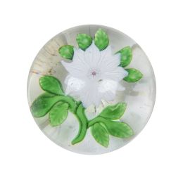 1413.  Pisapapeles con flor blanca.Baccarat, mediados del S. XIX.