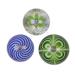 1412.  Lote de tres pisapapeles con diferentes motivos: uno con flores, otro con espirales en azul y blanco y otro con forma de flor en verde.Baccarat, Clichy y Saint Louis, h. 1845-1855.