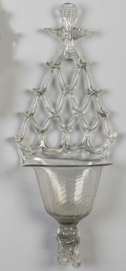 1178.  Benditera de vidrio ahumado, con retablillo formando una retícula, remtado por el Espíritu Santo.Cataluña o Mallorca, S. XVIII.