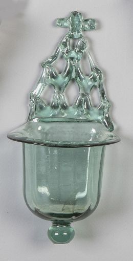 1176.  Benditera de vidrio verde, con retablillo reticulado, rematdo por cruz.Mallorca, finales del S. XVIII - principios del S. XIX.