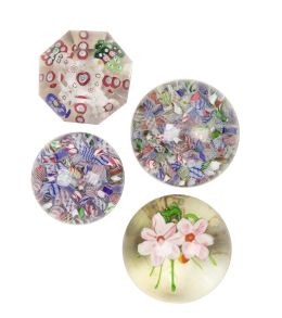 1401.  Lote de cuatro pisapapeles, uno de ellos con dos flores.Baccarat, mediados del S. XIX.