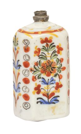 1185.  Garrafa de opalina con flores esmaltadas con tapón de metal.Bohemia, S. XVIII.