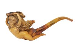 1392.  Pipa de espuma de mar tallada con figura femenina desnuda sosteniendo una concha.Finales del S. XIX.