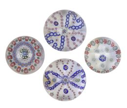 1399.  Lote de cuatro pisapapeles decorados con millefiori.Clichy, (1845-1855).