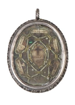 1160.  Relicario con diferentes filacterias y en el reverso Virgen con el Niño pintados.Con marco de plata a cordoncillo.h. 1800.