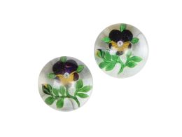 1406.  Pareja de pisapapeles decorados con un pensamiento.Baccarat, h. 1850.