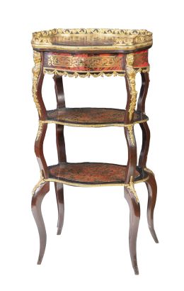 1238.  Etagere Napoleón III de madera lacada con incrustaciones de latón.Francia, último cuarto del S. XVIII.