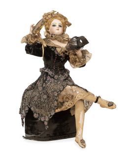 1210.  Muñeca autómata de biscuit con vestimenta con encaje y lent