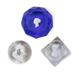 1314.  Lote de tres pisapapeles con perfiles femeninos y un santo en blanco, uno en cristal azul.S. XIX.