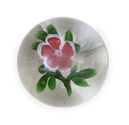 1315.  Pisapapeles de cristal con flor roja.Baccarat, h. 1850. 