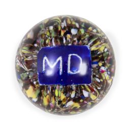 1318.  Pisapapeles de cristal con iniciales "MD" sobre cartela de fondo azul.S. XIX.