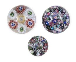1317.  Lote de tres pisapapeles de cristal con decoración "millefiori".Clichy, (1845-1855).