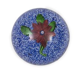 1313.  Pisapapeles de cristal con flor roja sobre fondo azul.Baccarat, mediados del S. XIX.
