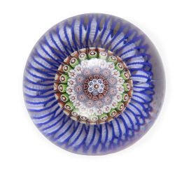 1312.  Pisapapeles "champiñón" de cristal con ramillete de flores y espiral azul y blanca.Baccarat, mediados del S. XIX.