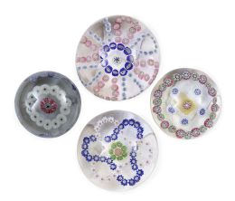 1322.  Lote de cuatro pisapapeles de cristal con decoracón de "millefiori".Clichy, (1845-1855),