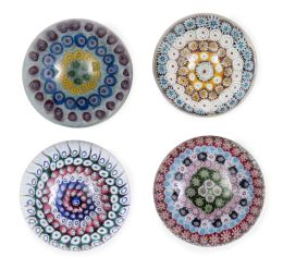 1323.  Lote de cuatro pisapapeles de cristal con decoración de "millefiori".Clichy, (1845-1855).