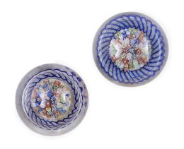 1324.  Pareja de pisapapeles "champiñón" de cristal con espiral azul y blanca.Baccarat, mediados del S. XIX.