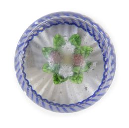 1326.  Pisapapeles de cristal con ramillete de flores y espiral azul y blanca.Baccarat, mediados del S. XIX.