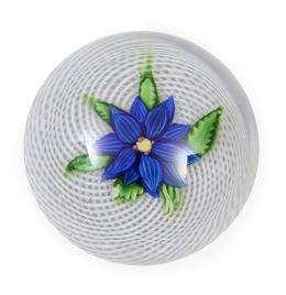 1325.  Pisapapeles con flor azul sobre retícula en blanco. Clichy, (1848-1855).