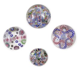 1327.  Lote de cuatro pisapapeles de cristal con decoración "millefiori".Clichy, (1845-1855).