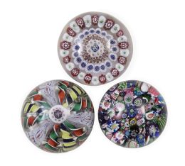 1328.  Lote de tres pisapapeles con decoración "millefiori".S. XIX.