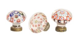 1402.  Lote de tres pomos para puerta, con decoración de millefiori.Saint Louis, S. XIX.