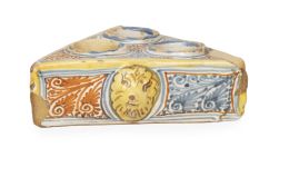 1044.  Especiero de cerámica esmaltada de la serie tricolor en azul, naranja y amarillo, decorado con rostros.Talavera, S. XVII.