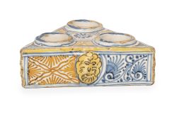 1009.  Especiero de cerámica esmaltada en azul, ocre y naranja, decorado con rostros, de la serie de la encomienda.Talavera, S. XVII.