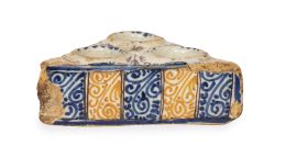 1046.  Especiero de cerámica esmaltada en azul y naranja de la serie tricolor.Talavera, S. XVII.