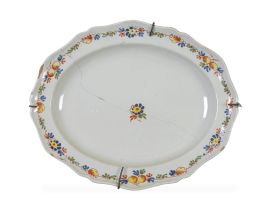 1015.  Bandeja oval de cerámica esmaltada de la serie del cacharrero.Alcora, último cuarto del S. XVIII.
