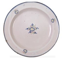 1016.  Plato de cerámica esmaltada en azul cobalto, amarillo y ocre, de la serie del ramito.Alcora, h, 1784 - 1800.