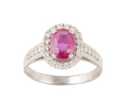 350.  Sortija con rubí central 1,60 ct orlado de brillantes, y con brillantes decorando los brazos de la montura