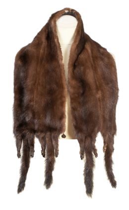 474.  Bufanda vintage en piel de visón marrón oscuro con remate d