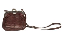 445.  Bolso vintage de piel de cocodrilo color granate, con asa b