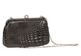 452.  Bolso clutch vintage en piel de cocodrilo color negro, con 