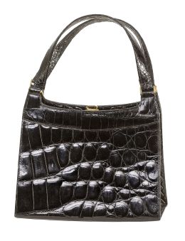454.  Bolso vintage en piel de cocodrilo color negro, con dos asas