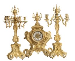 691.  Guarnición de chimenea de bronce dorado de estilo Luis XV.
