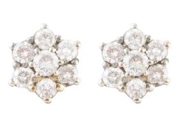 282.  Pendientes rosetón de brillantes engastados en garras