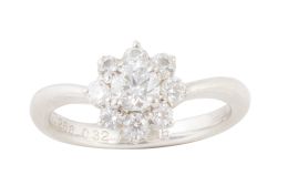 286.  Sortija rosetón de brillantes engastados en garras