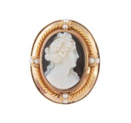 60.  Sortija S. XIX con camafeo de dama en ágata bicolor, con marco de oro decorado con perlitas y cordoncillo