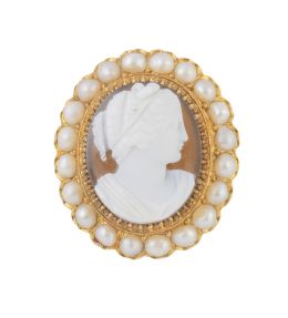 77.  Broche S.XIX con camafeo de dama tallado en ágata bicolor o