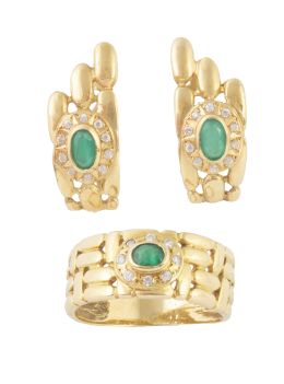 240.  Conjunto de pendientes y sortija con diseño de cadeneta, de