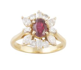 233.  Sortija con rubí central, en orla cuadrangular de brillante