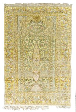617.  Alfombra de seda de oracion de campo ocre y verde.Turquía, Panderma h.1870.