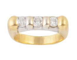 275.  Sortija de tres brillantes en banda plana de oro bicolor