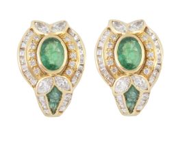 260.  Pendientes de esmeraldas, brillantes y diamantes talla navette, con diseño de botón oval y triángulo en la base