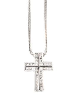 375.  Cruz colgante con diamantes carré en el frente y pavé de brillantes en todo el contorno, con cadena de cola de ratón