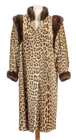 481.  Abrigo vintage de leopardo con cuello, puños y hombreras de