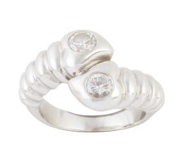 288.  Sortija tu y yo con dos brillantes en los remates en forma de corazón, en montura de aro gallonado